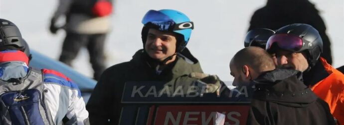 Κυριάκος Μητσοτάκης: Έτοιμος για δράση στα χιονισμένα Καλάβρυτα με τα σκι στον ώμο!