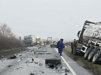 Βρίσκεστε αντιμέτωποι με συγκλονιστικά τροχαία δυστυχήματα που σόκαραν την Ελλάδα: Δείτε τα 6 πιο πολύνεκρα περιστατικά.