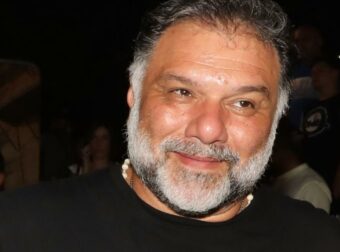 Ο Γρηγόρης Αρναούτογλου συνοδεύει τον γιο του στην αποχαιρετιστήρια τελετή της μητέρας του – Αναμνηστικά στιγμιότυπα από την πρώην σύντροφό του.