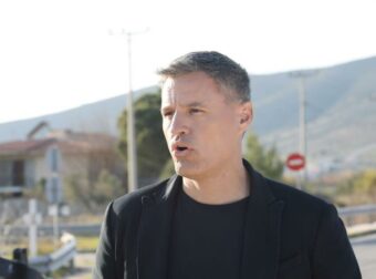 Ο Γρηγόρης Πετράκος εκφράζει την οργή του για τη Μαρία Καρυστιανού: «Άγνοια και θυμός σε υψηλά επίπεδα» (video).