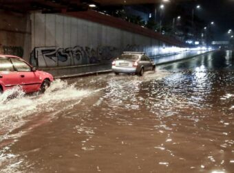 Τραγωδία στη Γλυφάδα: Γυναίκα Χάνει τη Ζωή της από Ορμητικά Νερά Εξαιτίας της Κακοκαιρίας
