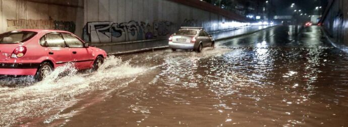 Τραγωδία στη Γλυφάδα: Γυναίκα Χάνει τη Ζωή της από Ορμητικά Νερά Εξαιτίας της Κακοκαιρίας