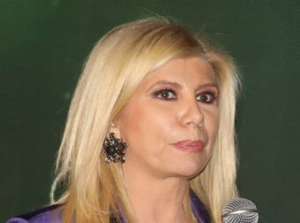 Ζήνα Κουτσελίνη: «Με στήθος πιο μπαμπάτσικο, πρώτα κοίταζαν το μπούστο μου και μετά τα μάτια μου – Γι’ αυτό το αφαίρεσα!»
