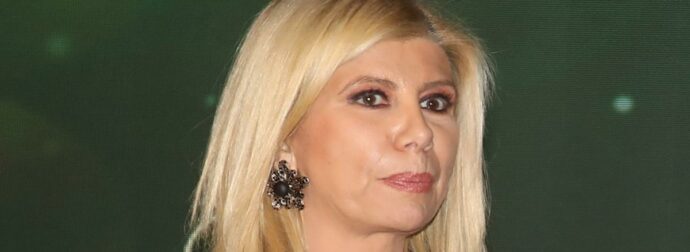 Ζήνα Κουτσελίνη: «Με στήθος πιο μπαμπάτσικο, πρώτα κοίταζαν το μπούστο μου και μετά τα μάτια μου – Γι’ αυτό το αφαίρεσα!»