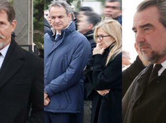 Αποχαιρετισμός στον Νίκο Στασινόπουλο: Παρουσία της οικογένειας Ντε Γκρες και του ζεύγους Μητσοτάκη στην τελετή.
