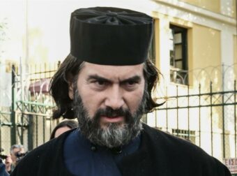 Νέα Ανατροπή στη Δίκη του Πατρός Αντώνιου: Παραίτηση Δικηγόρων και Αποχώρηση Κατηγορουμένων Προκαλούν Αναταραχή