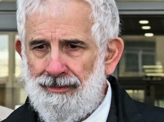 Πέτρος Φιλιππίδης: Μεγάλη επιστροφή στη σκηνή – Το χαμόγελο του ηθοποιού λάμπει ξανά!