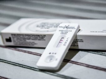 Έξαρση γρίπης: Πώς να προστατευτείτε – Κρίσιμες οδηγίες για νοσοκομεία και συμπτώματα.