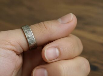 Αποκαλύπτοντας τα μυστικά των δαχτυλιδιών αντίχειρα: Ο συμβολισμός τους για γυναίκες και άντρες που λίγοι γνωρίζουν.