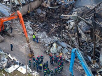 Ανείπωτη τραγωδία στη Βιολάντα: Δύο γυναίκες βρέθηκαν αγκαλιασμένες στα συντρίμμια.