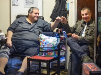 Κώστας Μακέδος για τις προκλήσεις της παχυσαρκίας: «Η ζωή μου εξαρτάται από ένα τηλεκοντρόλ» (video).