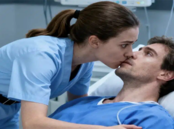 Η νοσοκόμα έκλεψε ένα φιλί από τον γοητευτικό επιχειρηματία που βρισκόταν σε κώμα για τρία χρόνια, χωρίς να υποψιάζεται ότι θα ξυπνήσει — προς μεγάλη της έκπληξη, εκείνος ανταποκρίθηκε με μια αγκαλιά αμέσως μετά το φιλί…