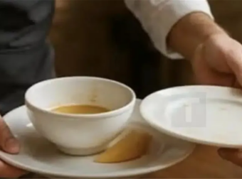 Τι αποκαλύπτει για την προσωπικότητα η συνήθεια να βοηθάς τους σερβιτόρους στο μάζεμα των πιάτων;