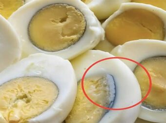 Μυστήριο γύρω από το πράσινο δαχτυλίδι στα σκληρά αυγά: Τι το προκαλεί και μπορείς να το φας;