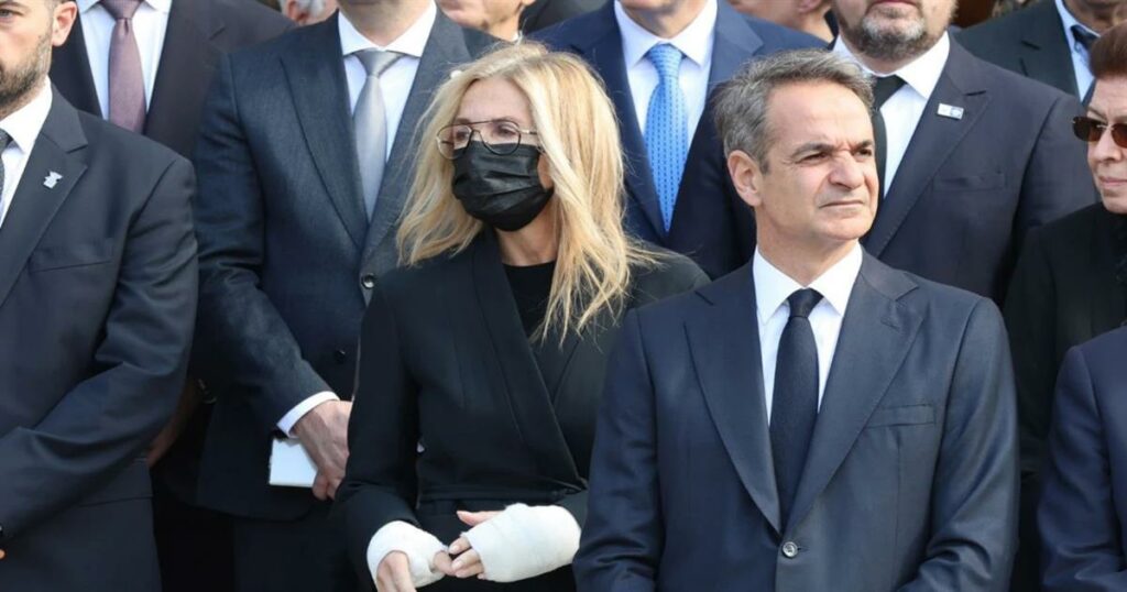 Θόρυβος στην Μητρόπολη Αθηνών: Η Μαρέβα Μητσοτάκη στη κηδεία της Αρβελέρ – Η εμφάνισή της προκάλεσε σχόλια.