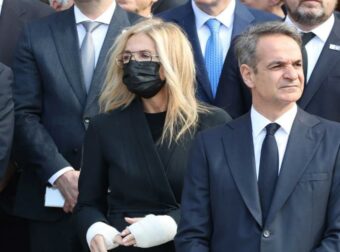 Θόρυβος στην Μητρόπολη Αθηνών: Η Μαρέβα Μητσοτάκη στη κηδεία της Αρβελέρ – Η εμφάνισή της προκάλεσε σχόλια.