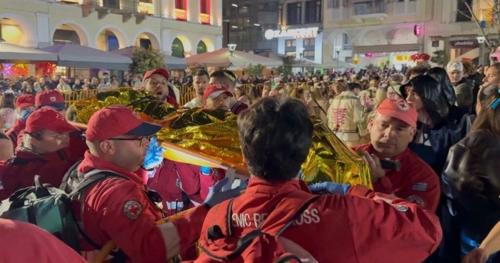 Συναγερμός στο Καρναβάλι της Πάτρας: Τοποθεσία Γεμάτη Ασθενοφόρα – Επείγουσα Μεταφορά στο Νοσοκομείο!