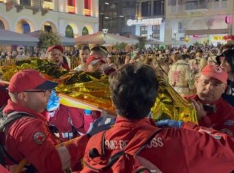 Συναγερμός στο Καρναβάλι της Πάτρας: Τοποθεσία Γεμάτη Ασθενοφόρα – Επείγουσα Μεταφορά στο Νοσοκομείο!