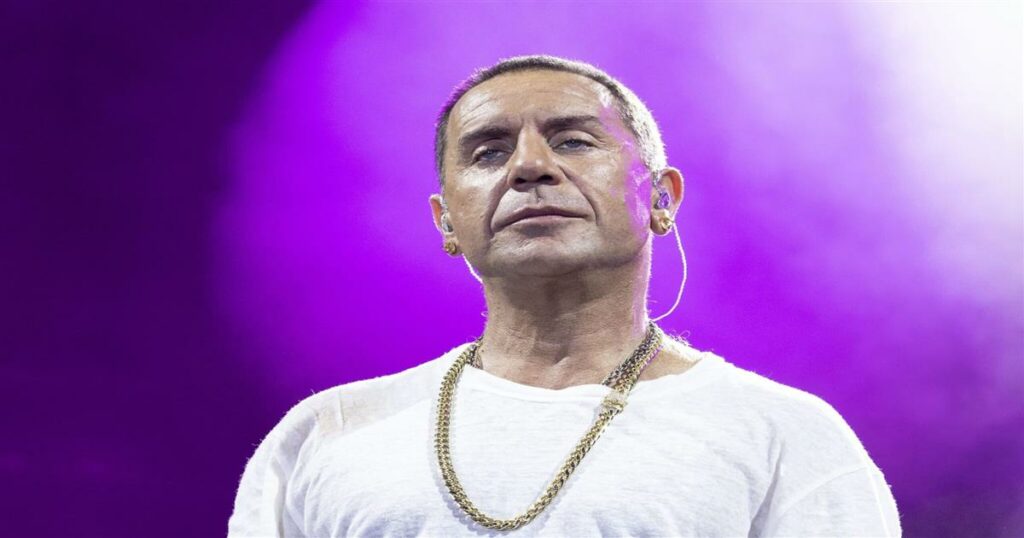 Ο Γιώργος Μαζωνάκης επιστρέφει στη σκηνή με μουστάκι και αέρα ήρωα του 1821!