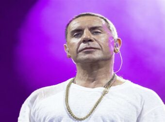 Ο Γιώργος Μαζωνάκης επιστρέφει στη σκηνή με μουστάκι και αέρα ήρωα του 1821!