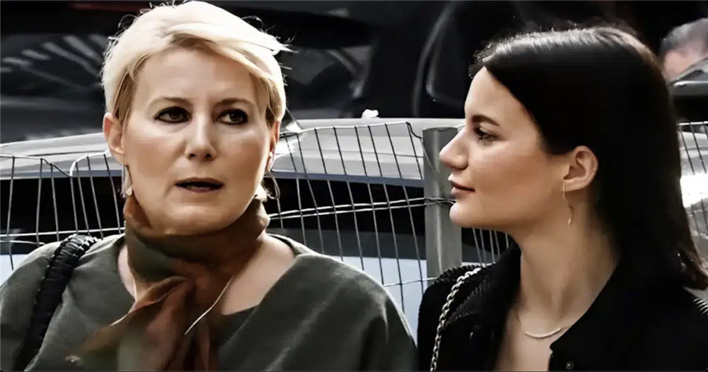 Λαμπερή εμφάνιση: Η Νατάσα Παζαΐτη με την κομψή της κόρη μαγνητίζουν τα βλέμματα στο κέντρο της Αθήνας.