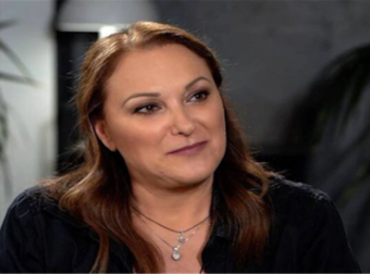«Βίκτωρας Κωνσταντάκης: Ο 25χρονος που θα μπορούσε να είναι ο δίδυμος αδερφός της μαμάς του, Ρένιας Λουιζίδου!»