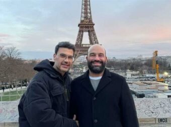 Ρομαντική απόδραση στο Παρίσι: Ο Παντελής Τουτουντζής και ο σύζυγός του ποζάρουν αγκαλιά μπροστά από τον Πύργο του Άιφελ.