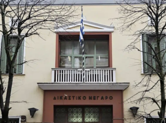 Μητέρα αφήνει το 9,5 ετών αυτιστικό παιδί της στα δικαστήρια μετά από δικαστική απόφαση για την επιμέλεια.