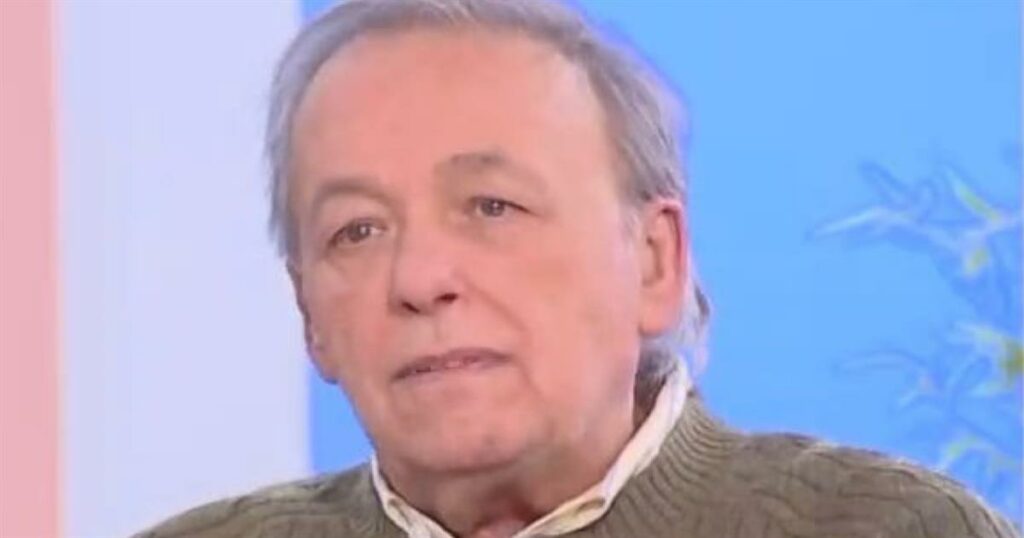 “Αποκριάτικη Μεταμφίεση: Ο Αντρέας Μικρούτσικος και η Απρόσμενη Αντίδραση Φίλου”