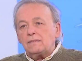 “Αποκριάτικη Μεταμφίεση: Ο Αντρέας Μικρούτσικος και η Απρόσμενη Αντίδραση Φίλου”