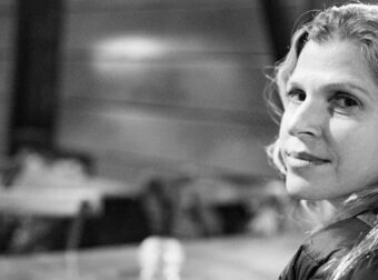 Τραγικό φινάλε στα σενάρια κατασκοπείας: Η Ντάνα Έντεν εντοπίστηκε νεκρή σε ξενοδοχείο της Αθήνας, δείχνοντας στοιχεία αυτοκτονίας.