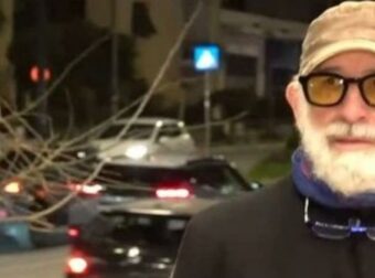 Ο Πέτρος Φιλιππίδης αποκαλύπτει στα ΜΜΕ: «Τι θέλετε να ακούσετε από μένα;» – Η πρώτη του εμφάνιση που συζητήθηκε.