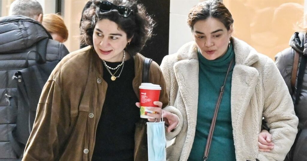 Γωγώ Μπρέμπου: Μοναδική εμφάνιση με την αδερφή της Χριστίνα – Η αναπάντεχη σχέση με τον Χριστόφορο Παπακαλιάτη.