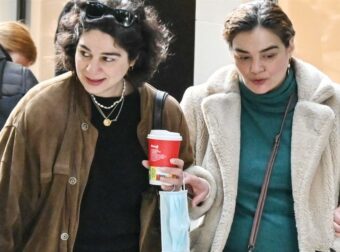 Γωγώ Μπρέμπου: Μοναδική εμφάνιση με την αδερφή της Χριστίνα – Η αναπάντεχη σχέση με τον Χριστόφορο Παπακαλιάτη.