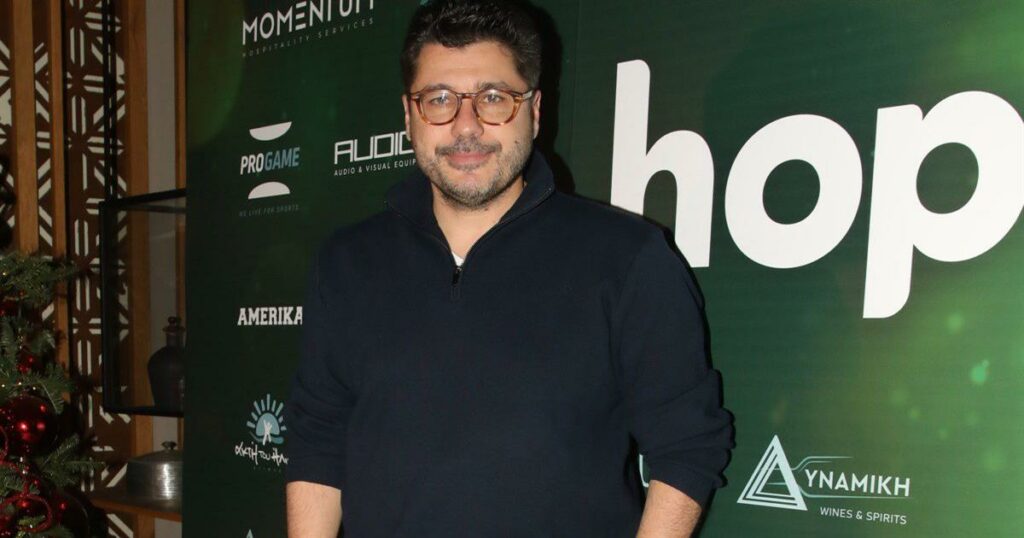 Κωνσταντάρας: Μισός χρόνος χωρίς τον πατέρα του – Στιγμές συγκίνησης στον τάφο με τη μητέρα του.