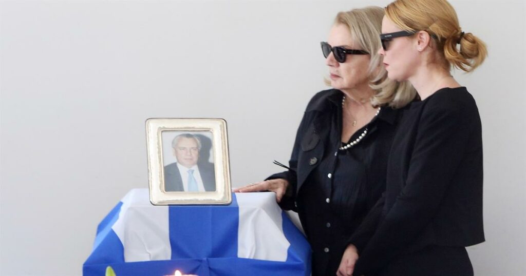 Αποχαιρετισμός στον Αναστάση Παπαληγούρα: Η συντετριμμένη Λένα αποχαιρετά τον πατέρα της.