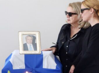 Αποχαιρετισμός στον Αναστάση Παπαληγούρα: Η συντετριμμένη Λένα αποχαιρετά τον πατέρα της.