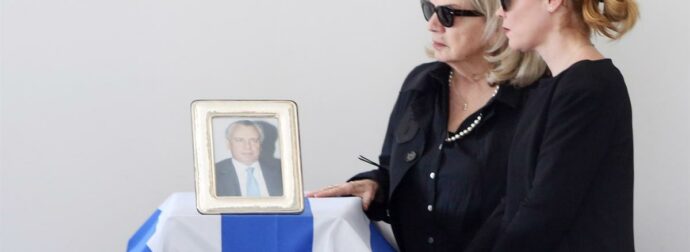 Αποχαιρετισμός στον Αναστάση Παπαληγούρα: Η συντετριμμένη Λένα αποχαιρετά τον πατέρα της.