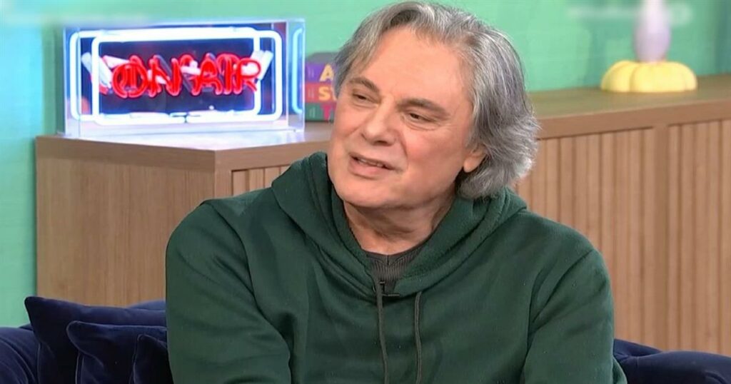 Οδυσσέας Σταμούλης: Ο λόγος που αποφεύγει να βλέπει τους «Δυο Ξένους» – Είναι μαγικό ή παράξενο να βλέπεις την εκδοχή του εαυτού σου από τα 25 στα 55;