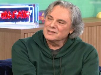 Οδυσσέας Σταμούλης: Ο λόγος που αποφεύγει να βλέπει τους «Δυο Ξένους» – Είναι μαγικό ή παράξενο να βλέπεις την εκδοχή του εαυτού σου από τα 25 στα 55;