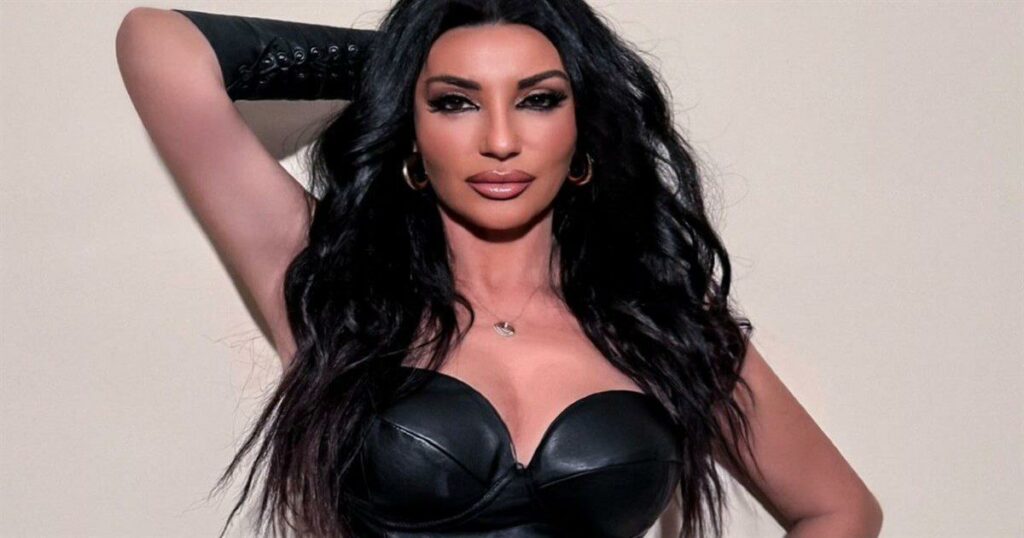 Πόπη Μαλλιωτάκη: Αψηφά τους κανόνες και δημιουργεί μόδα ποζάροντας τόπλες.