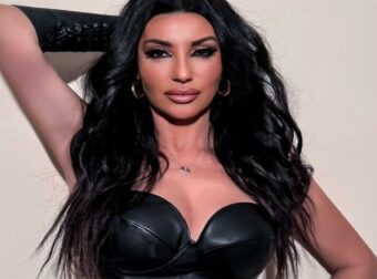 Πόπη Μαλλιωτάκη: Αψηφά τους κανόνες και δημιουργεί μόδα ποζάροντας τόπλες.