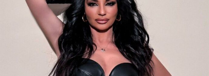 Πόπη Μαλλιωτάκη: Αψηφά τους κανόνες και δημιουργεί μόδα ποζάροντας τόπλες.