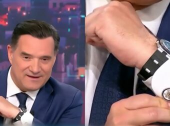 Άδωνις Γεωργιάδης για το συμβολισμό των μανικετόκουμπων με την αμερικανική σημαία: «Όπως όταν πας να αντιμετωπίσεις τον δράκουλα φοράς σταυρό, έτσι κι εγώ σε μια συνάντηση με πολλούς κομμουνιστές επέλεξα το εθνόσημο των ΗΠΑ για προστασία».