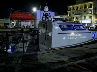 Σοκ στη Χίο: Ιατροδικαστικά ευρήματα δείχνουν βαριά τραύματα στο κεφάλι των 15 νεκρών μεταναστών.