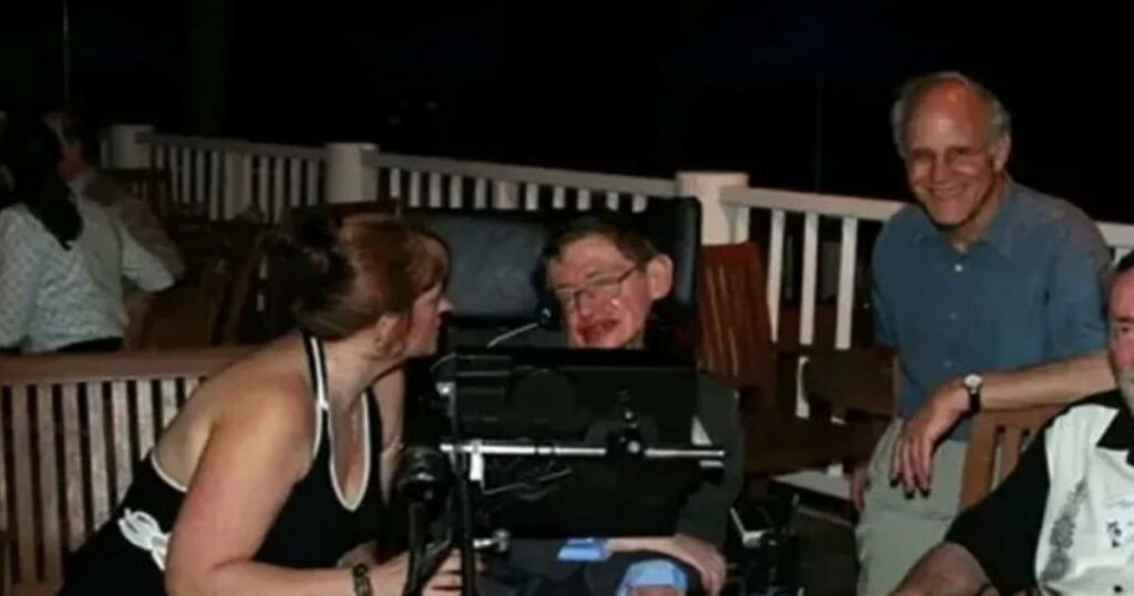 Νέες αποκαλυπτικές φωτογραφίες: Ο Στίβεν Χόκινγκ σε πολυσυζητημένη συνάντηση με δύο κοπέλες με μαγιό στην υπόθεση Επστάιν.