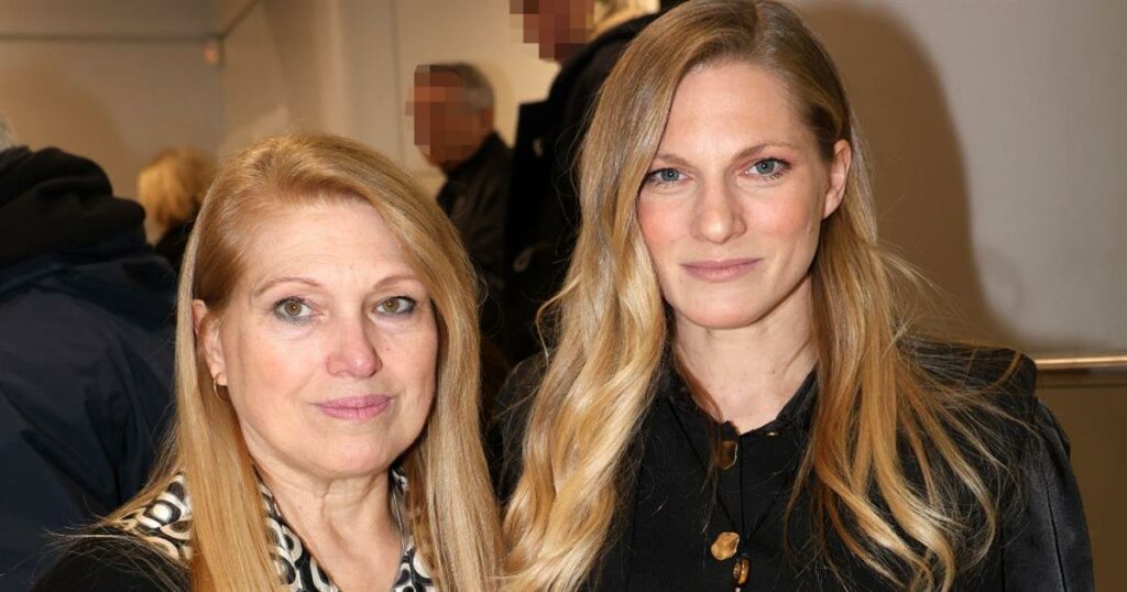 Συγκινητική Παρουσία: Η Σάρα Εσκενάζη με οικογένεια στο αφιέρωμα μνήμης για τον αγαπημένο της πατέρα, Αλμπέρτο – Φωτογραφίες που συγκλονίζουν.