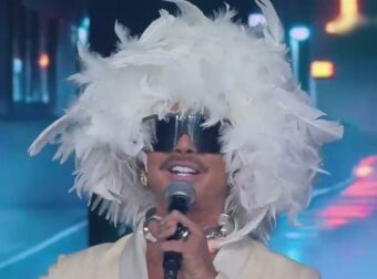 J2US: Η Εκθαμβωτική Εμφάνιση του Λάκη Γαβαλά – Μόνος στη Σκηνή Χωρίς Coach!