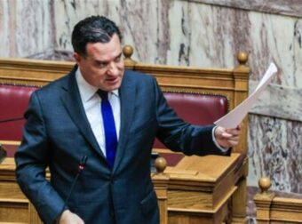 Εντυπωσιασμένοι με την ανανεωμένη κόμμωση του Άδωνι Γεωργιάδη στη νέα του συνέντευξη!