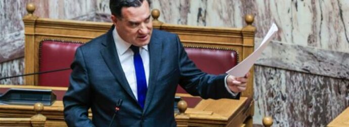 Εντυπωσιασμένοι με την ανανεωμένη κόμμωση του Άδωνι Γεωργιάδη στη νέα του συνέντευξη!